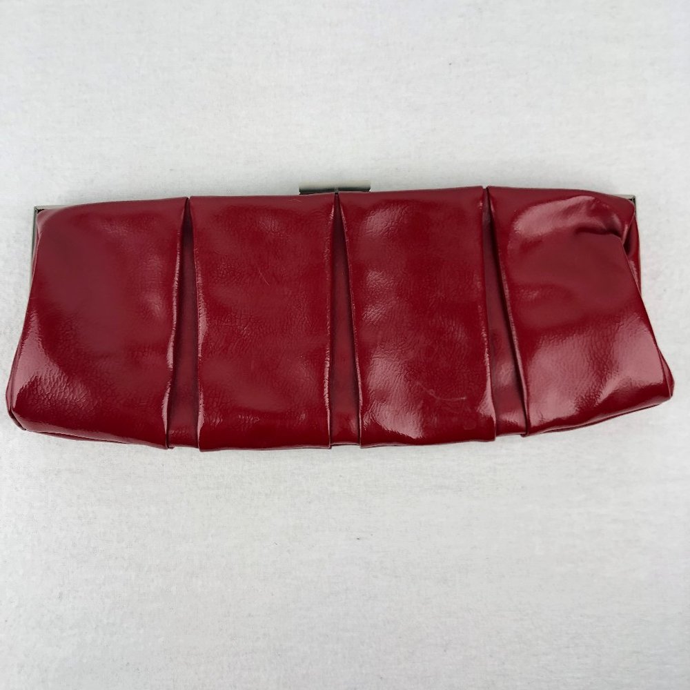 Express red snap clutch